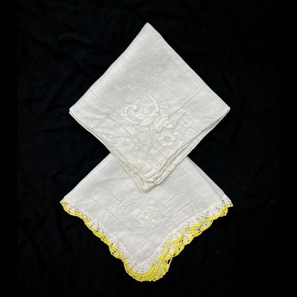 Vtg 50s 60s MCM White Yellow Scallop Lace Floral Lot of 2 Linen Handkerchiefs - Picture 1 of 3